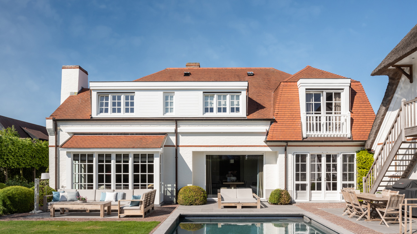 Villa met zwembad te Knokke met opgefriste ramen en veranda