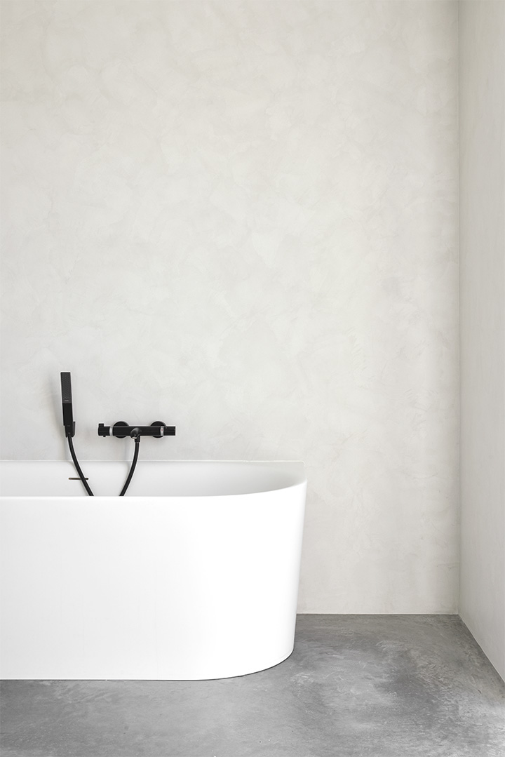 Close-up van badkamer in minimalistische look met natuurlijke texture 