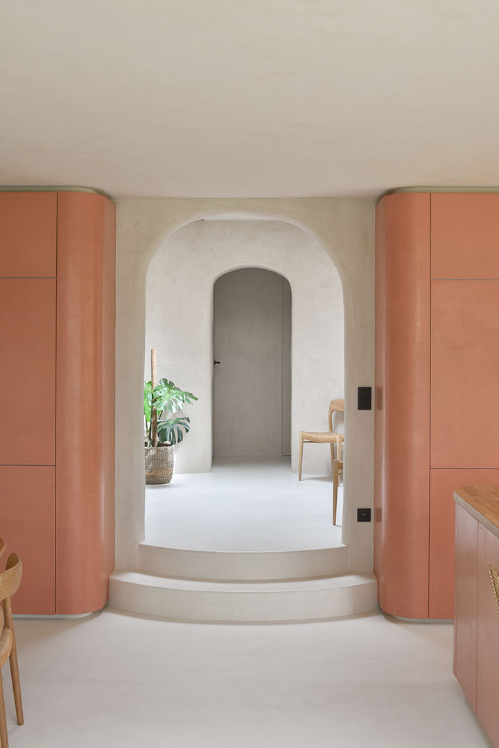 Overgang van keuken naar inkom hall, afgewerkt met clay structure, alternatief voor Mortex, Aqua sensa® en beton ciré
