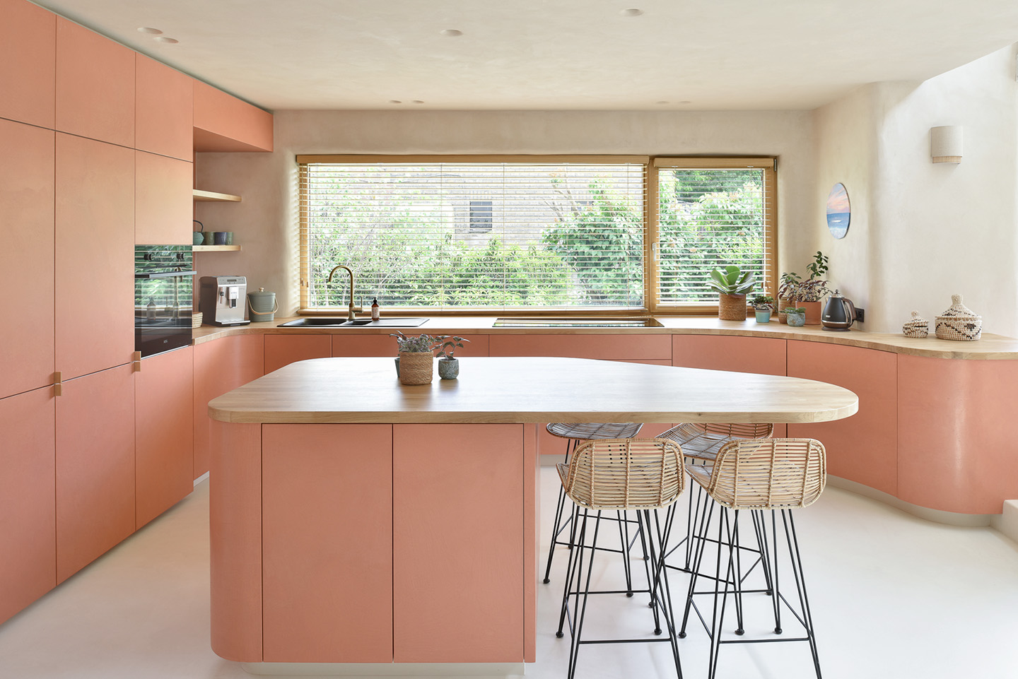 Moderne, gezellige leefkeuken en keukeneiland, afgewerkt met clay structure, alternatief voor Mortex, Aqua sensa® en beton ciré