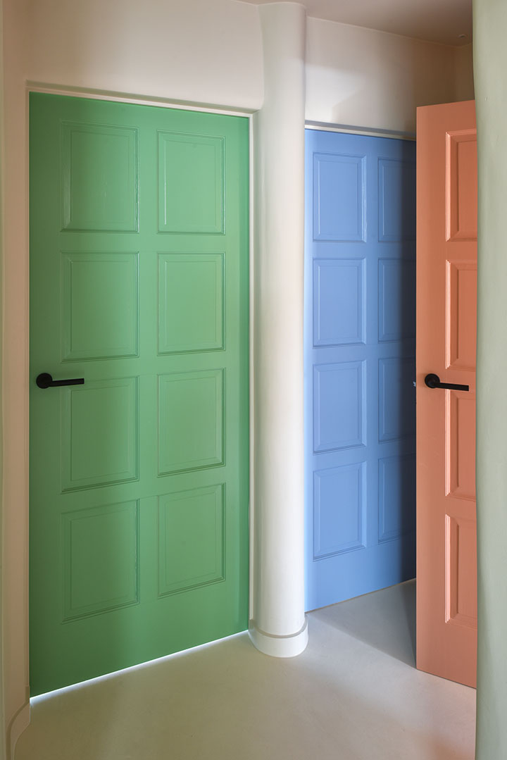 Geschilderde deuren in een pastel kleurenpalet
