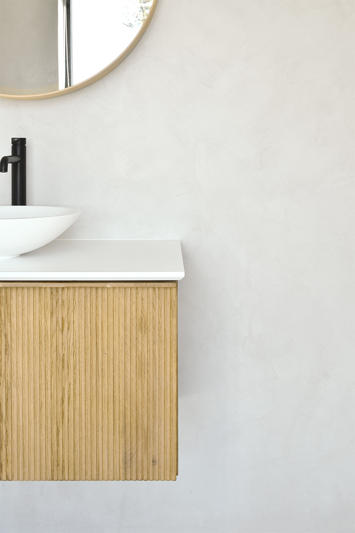 Close-up van wastafel in minimalistische look met natuurlijke stuc techniek zoals Mortex®, Aqua Sensa® en beton ciré