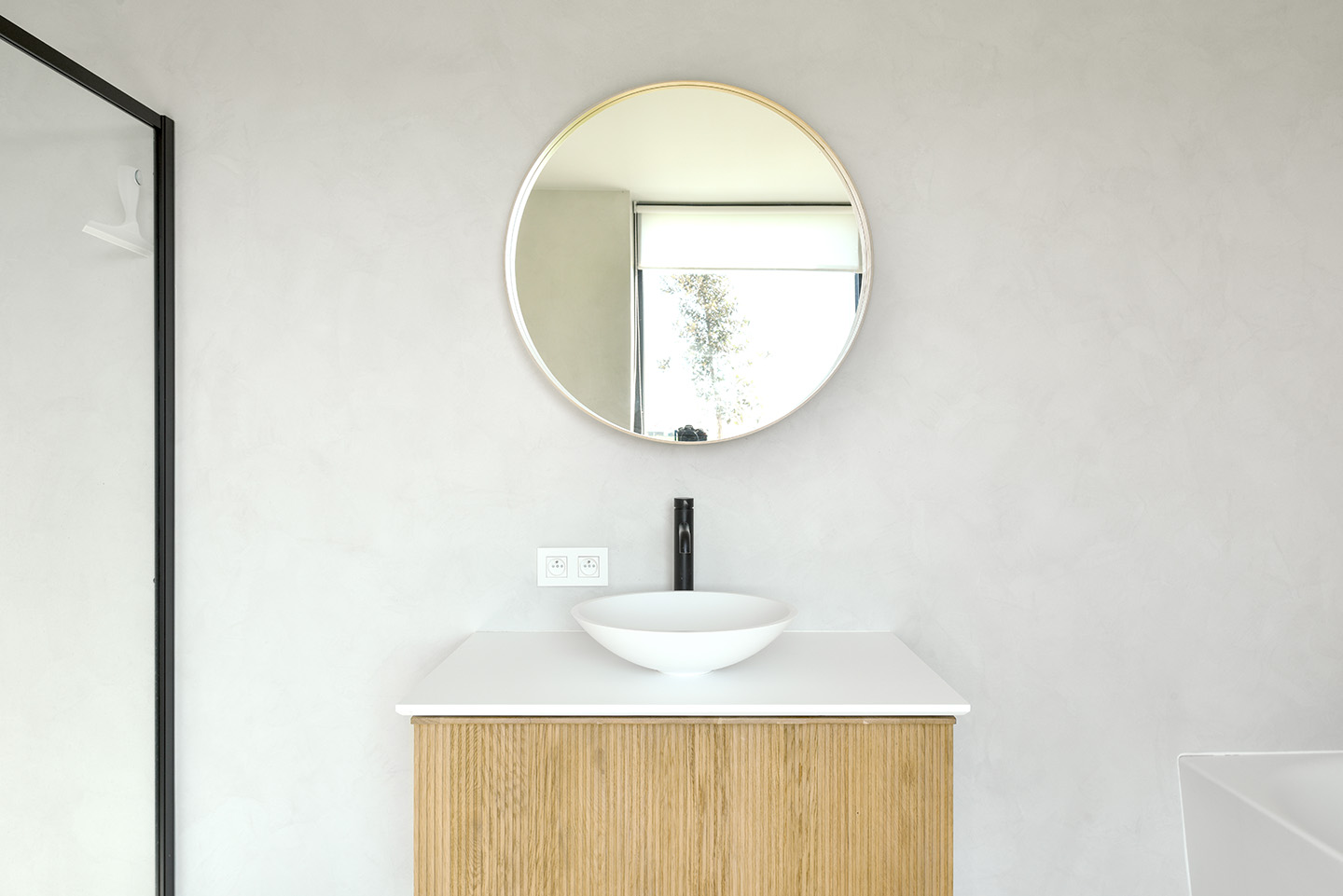 Wastafel in badkamer in minimalistische look met natuurlijke texture zoals Mortex®, Aqua Sensa® en beton ciré
