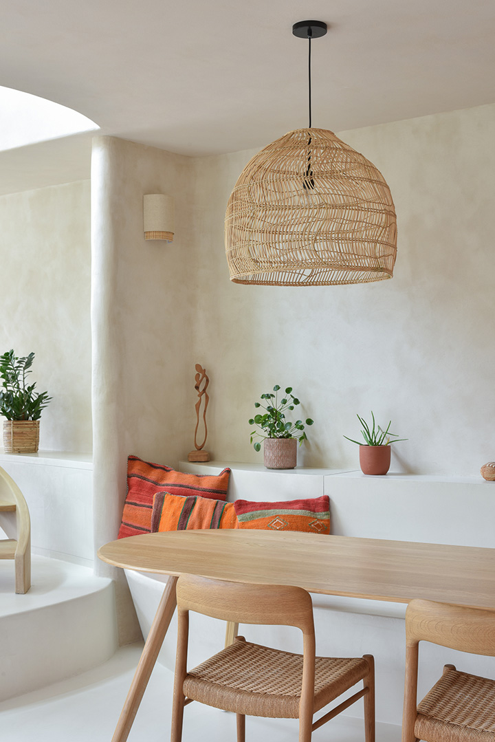 Gezellig tafelen in warme leefkeuken, afgewerkt met clay structure, alternatief voor Mortex, Aqua sensa® en beton ciré
